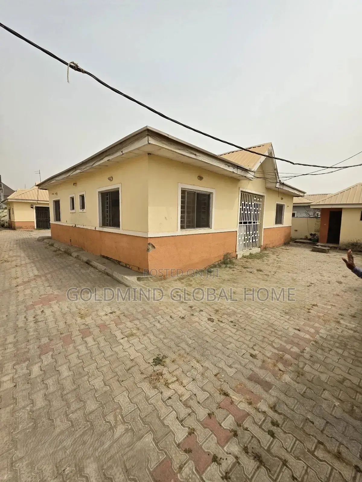 6bdrm Bungalow in Lugbe - Abuja, FHA for sale