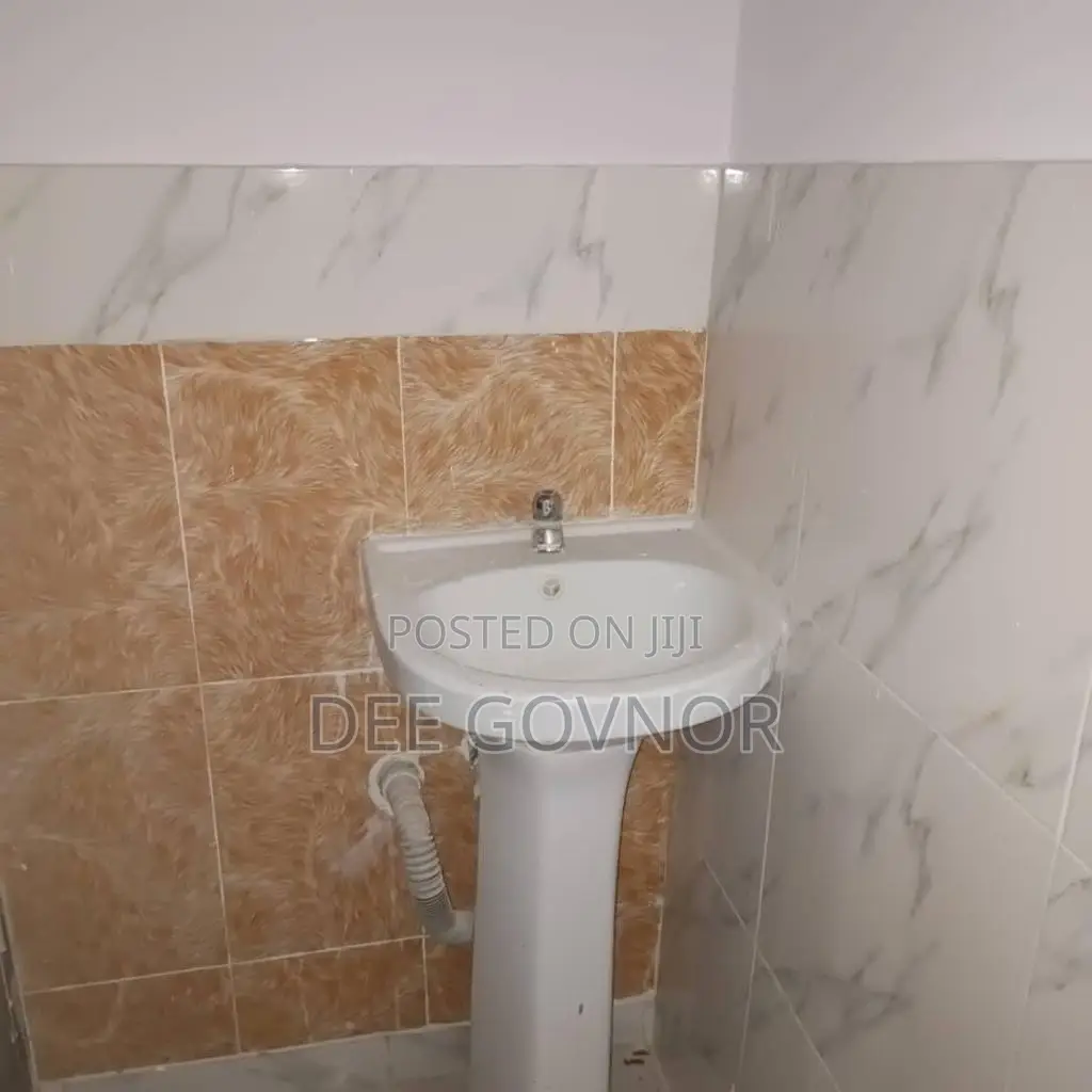 5bdrm Townhouse/Terrace in B Ikota, Lekki Phase 2 for sale