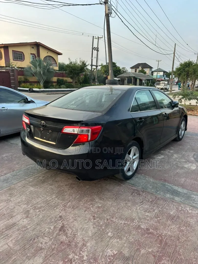 Toyota Camry SE Sport 4dr Sedan w/Prod. End 11/13 (2.5L 4cyl 6A) 2014