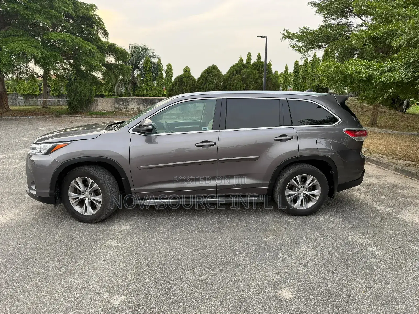 Toyota Highlander XLE 4dr SUV AWD (3.5L 6cyl 6A) 2015 Gray
