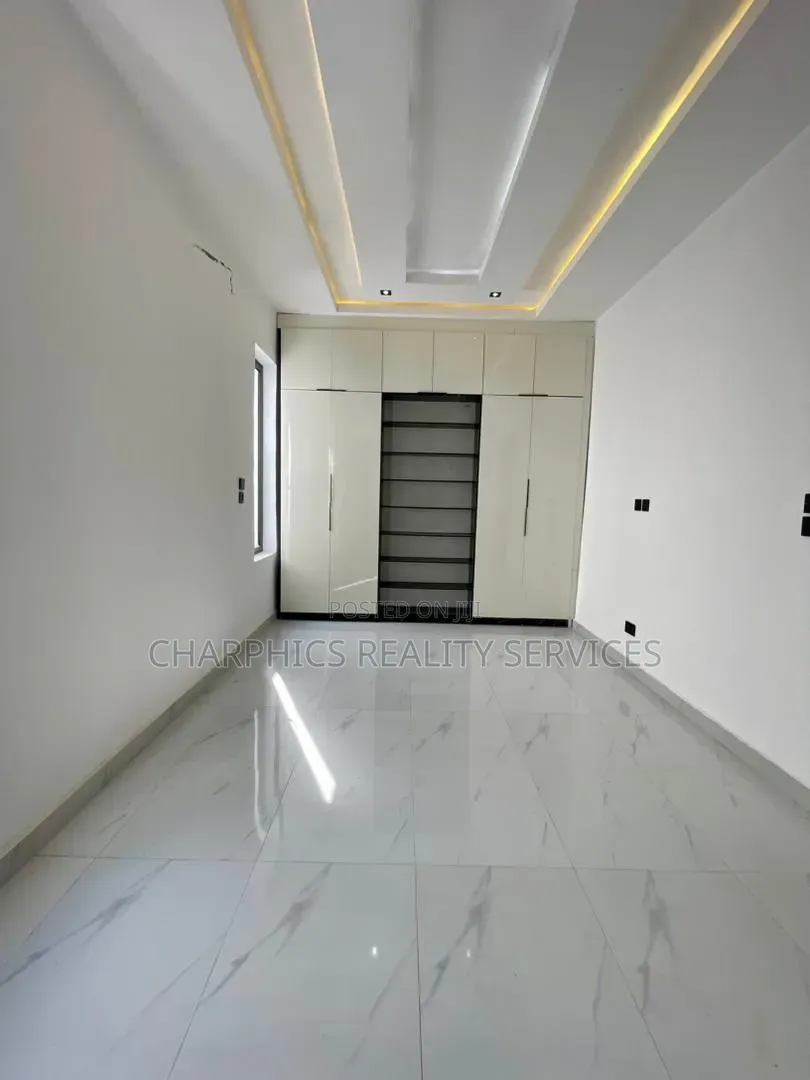 5bdrm Duplex in Off Lekki-Epe Expressway for sale