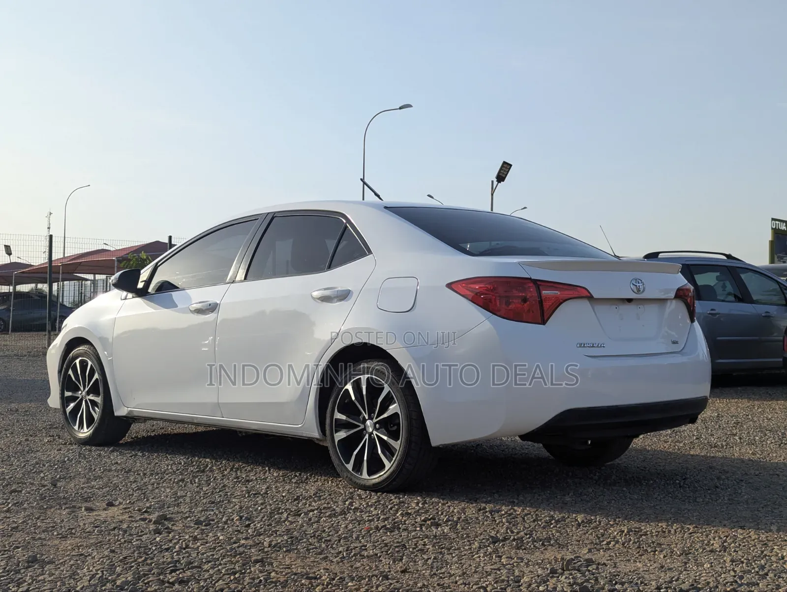 Toyota Corolla SE (1.8L 4cyl 2A) 2018 White