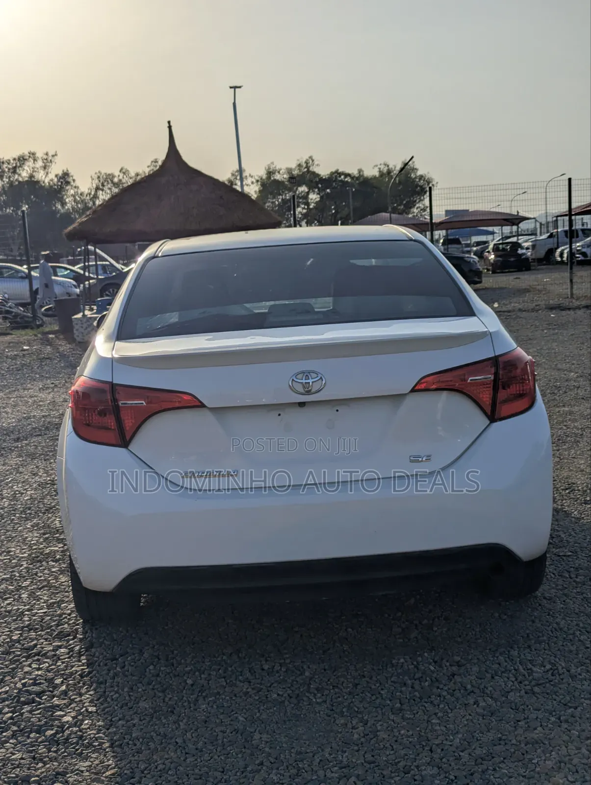 Toyota Corolla SE (1.8L 4cyl 2A) 2018 White
