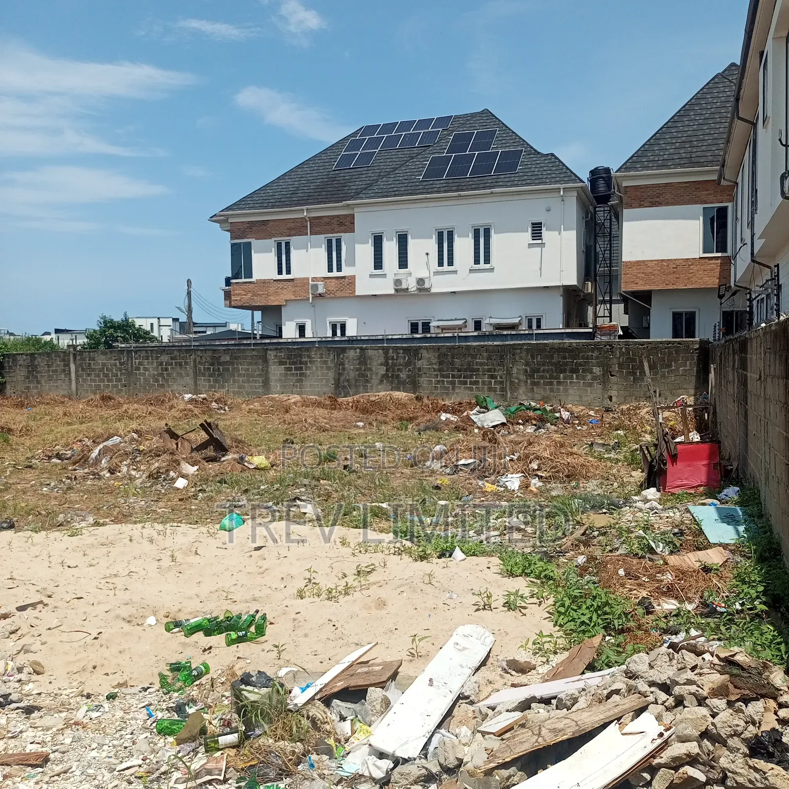 Dry 800sqm Land Facing the Road of an Estate