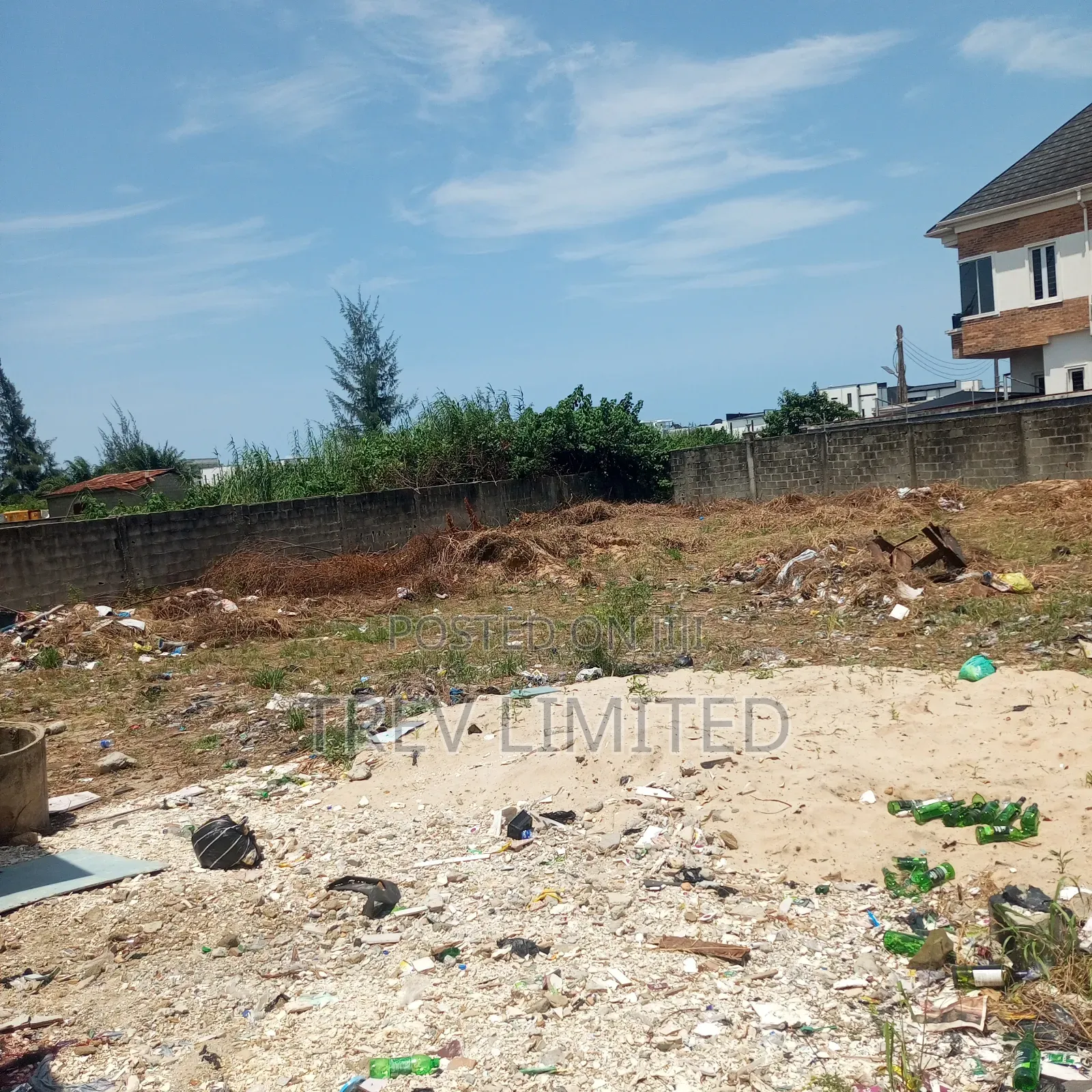 Dry 800sqm Land Facing the Road of an Estate