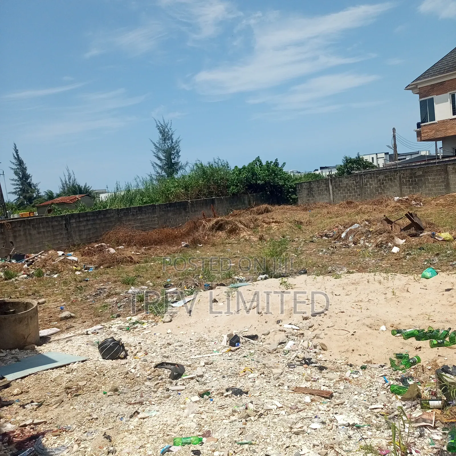 Dry 800sqm Land Facing the Road of an Estate