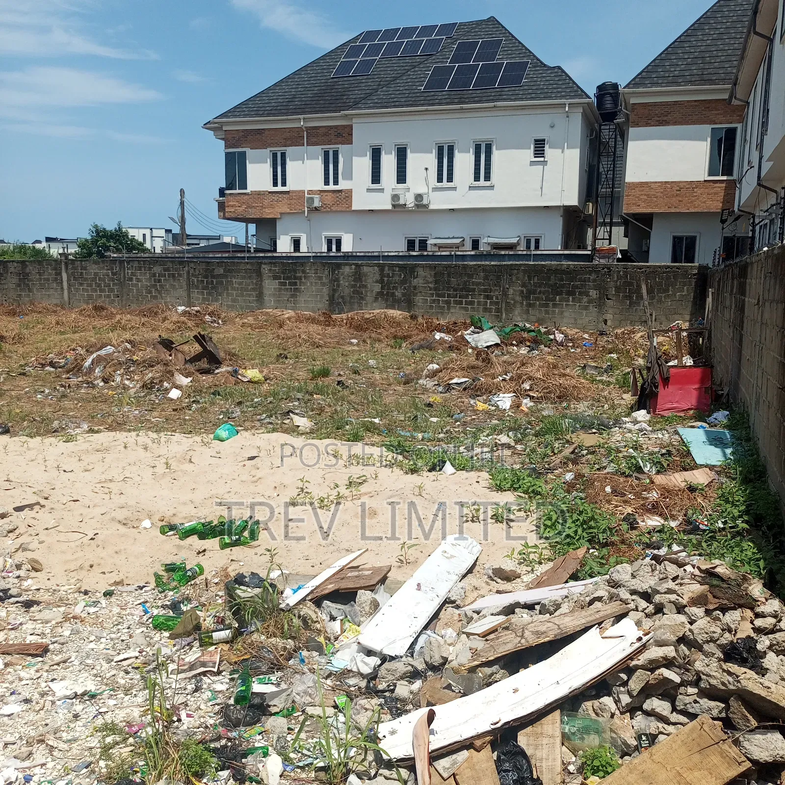 Dry 800sqm Land Facing the Road of an Estate