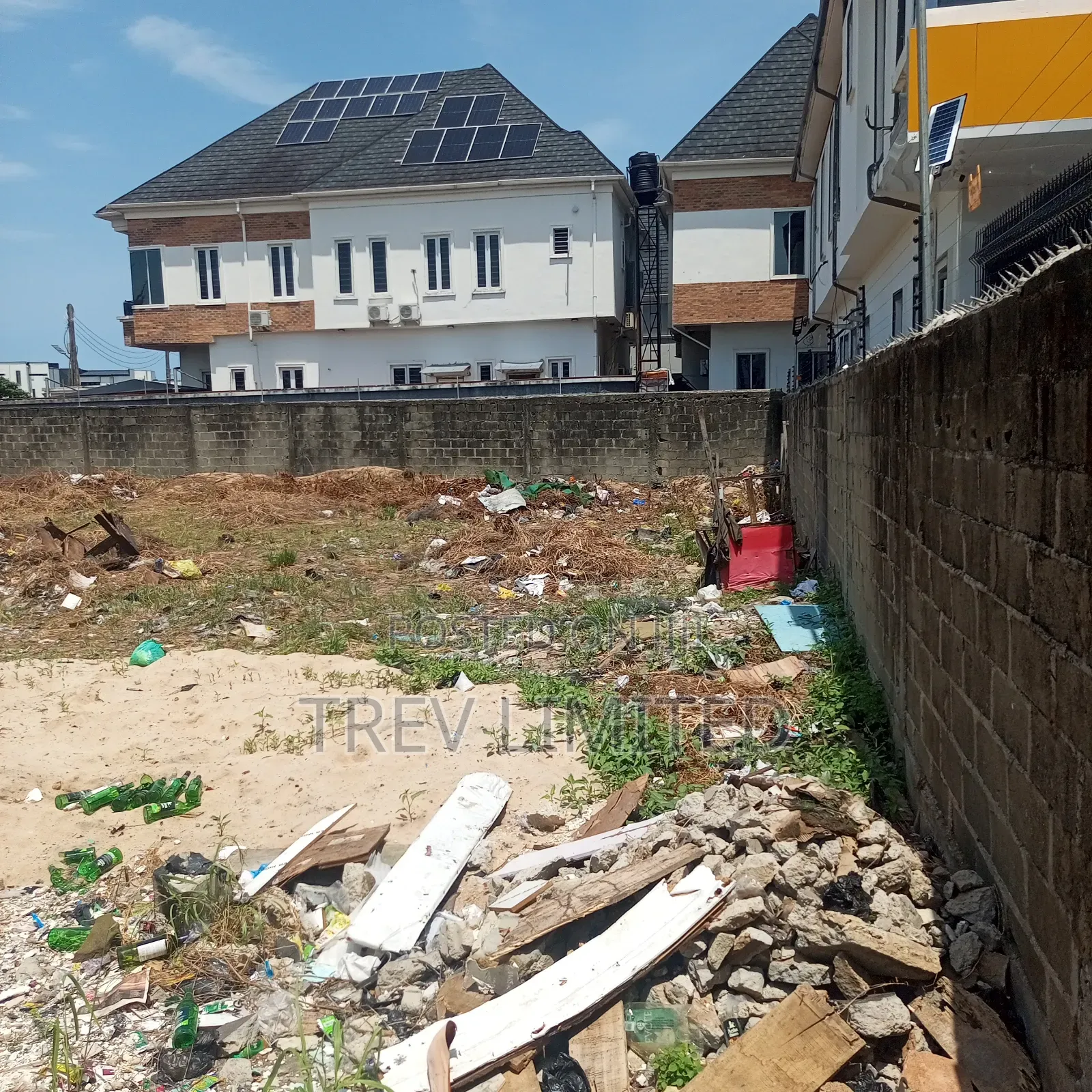 Dry 800sqm Land Facing the Road of an Estate