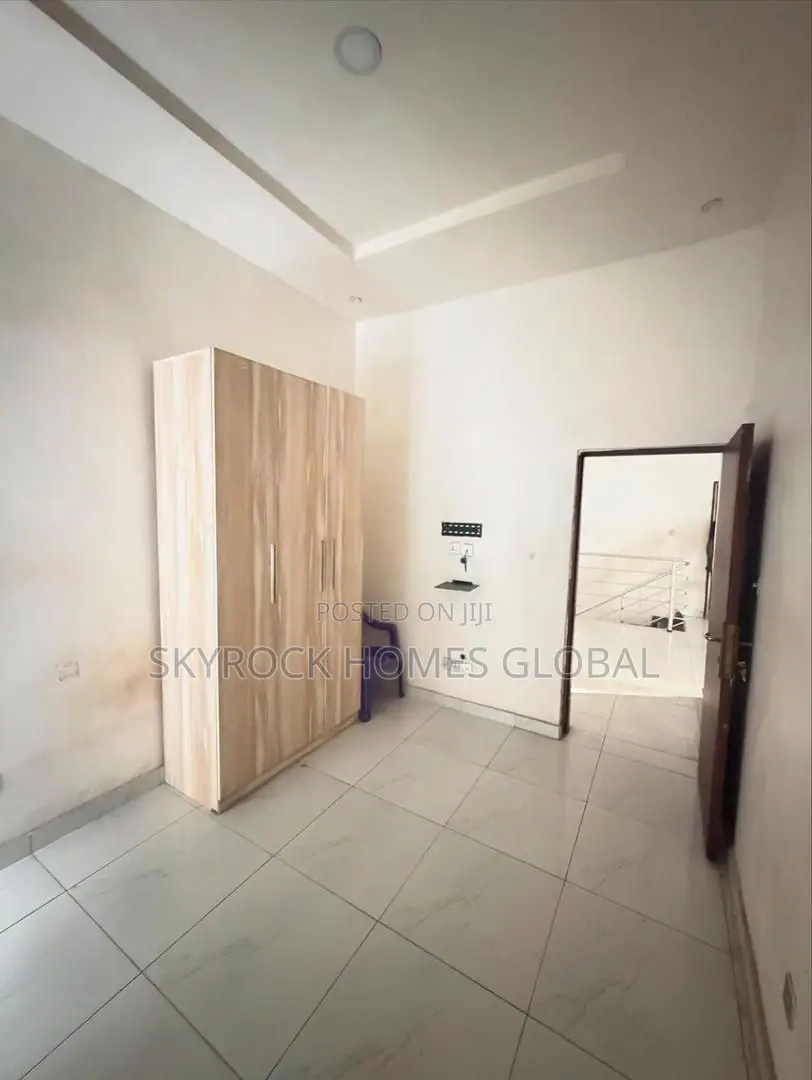 4bdrm Duplex in Chevron for rent
