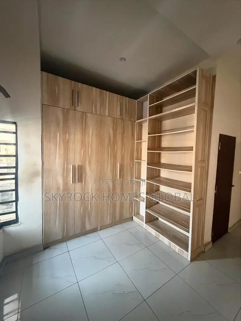 4bdrm Duplex in Chevron for rent