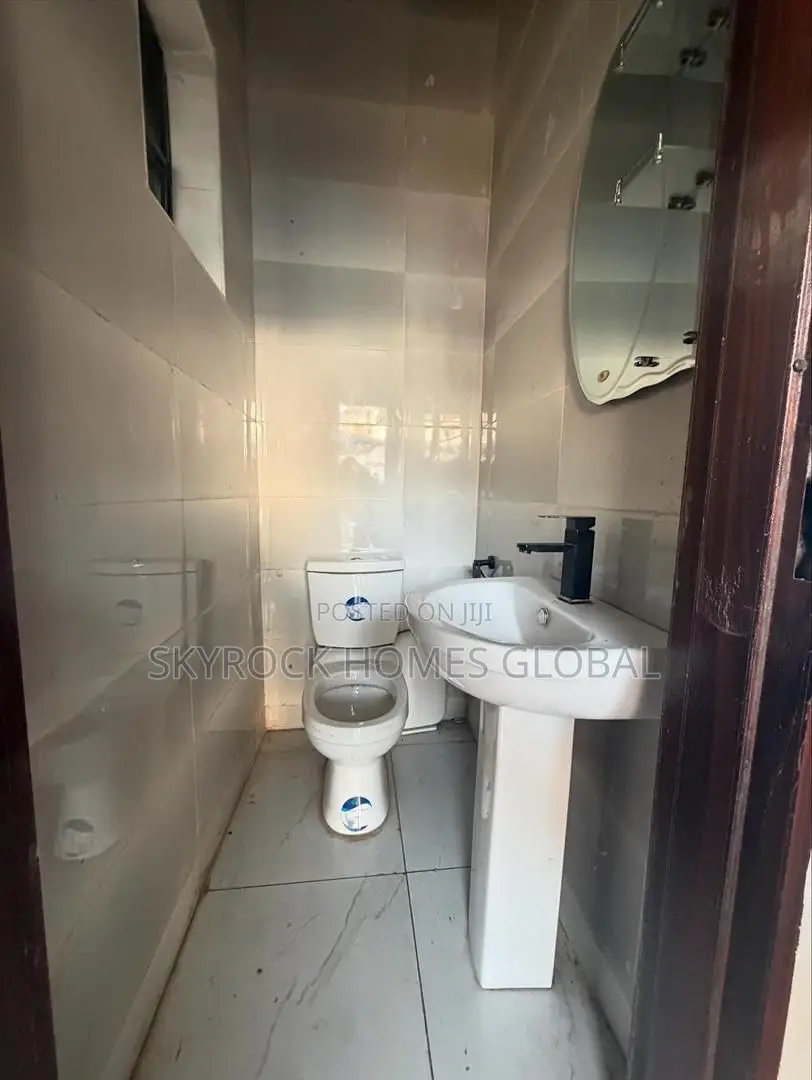 4bdrm Duplex in Chevron for rent