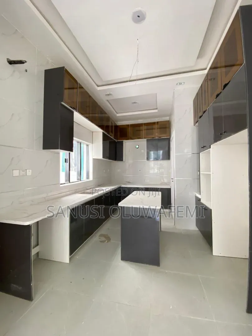 4bdrm Duplex in Chevron for sale