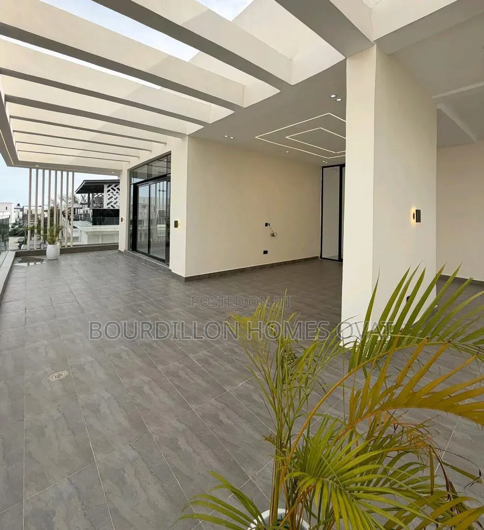 5bdrm Duplex in Megamound Estate for sale