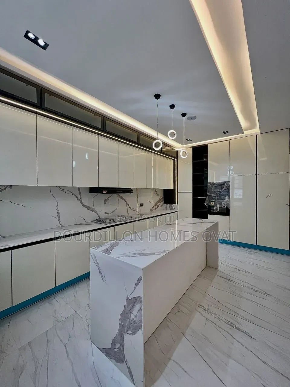 5bdrm Duplex in Chevron Toll Gate for sale