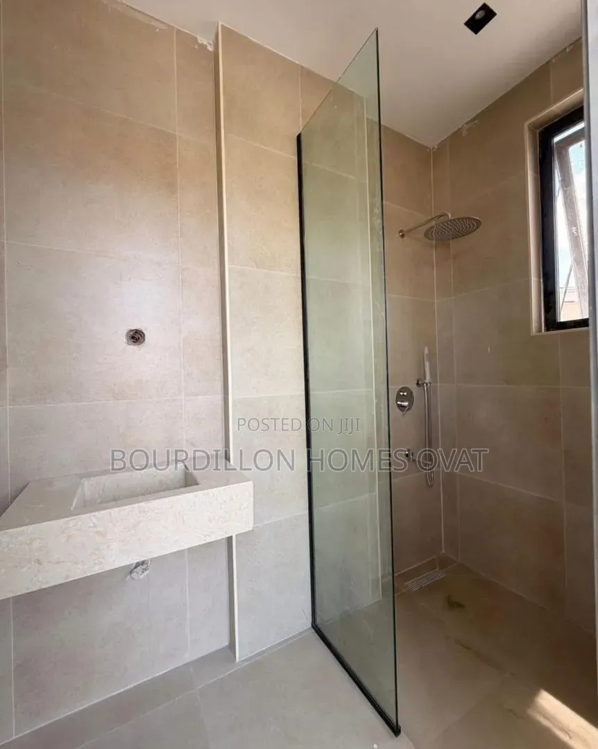3bdrm Apartment in Lekki Phase 1 for sale