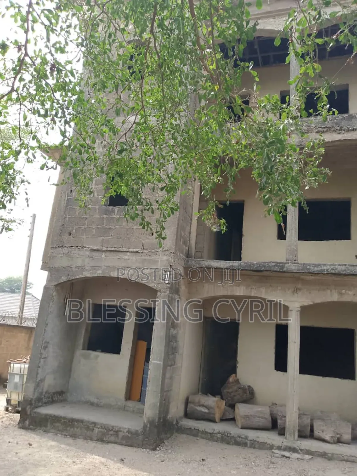 8bdrm House in Standalone Estate, Dei-Dei for sale