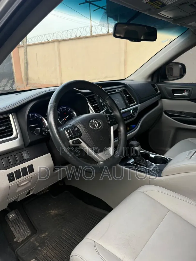 Toyota Highlander XLE V6 4x2 (3.5L 6cyl 6A) 2016 Silver