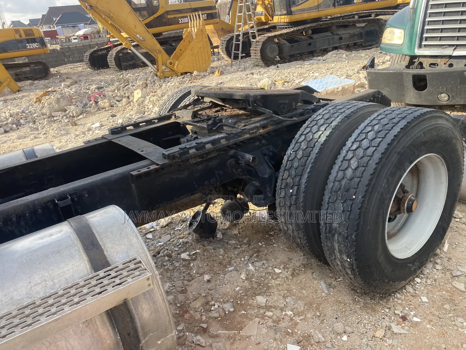 6 Tires Mack Truck Green