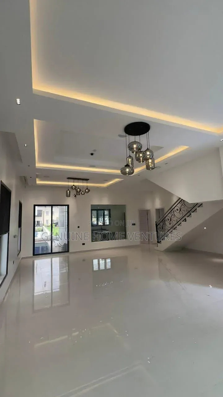 5bdrm Duplex in Pinock Osapa for sale