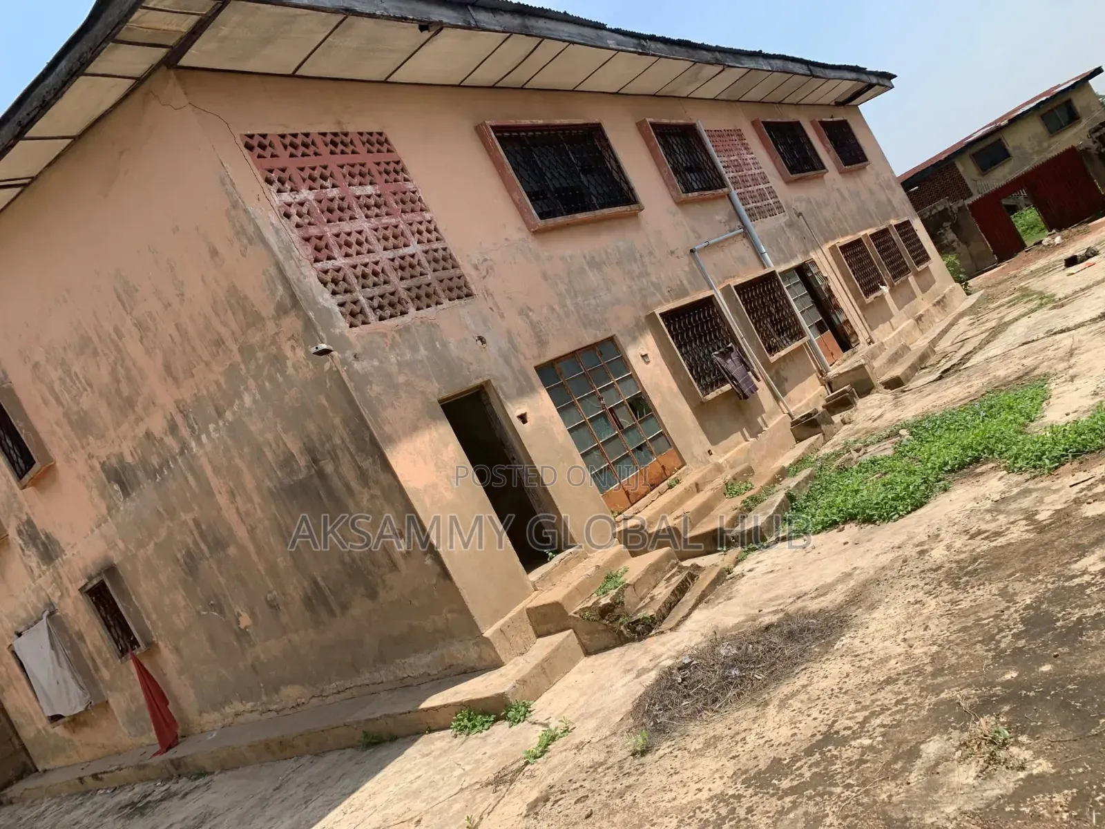 12bdrm Block of Flats in Agbowo. University for sale