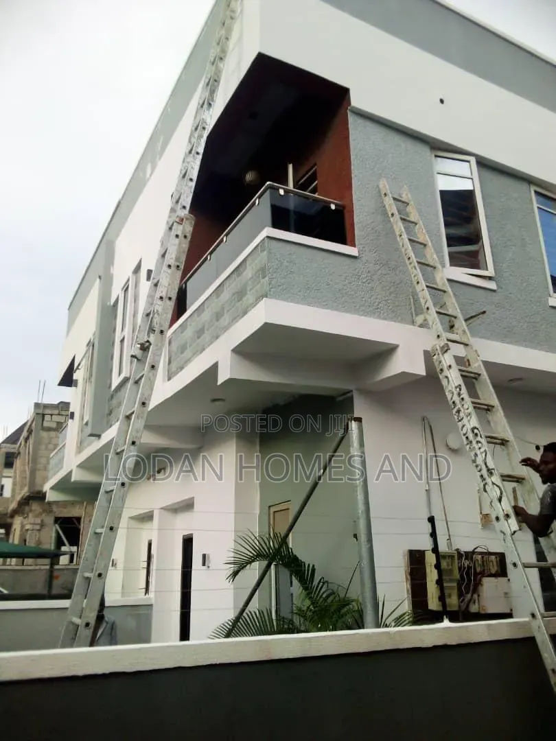 5bdrm Duplex in Villa Estate, Lekki Expressway for sale