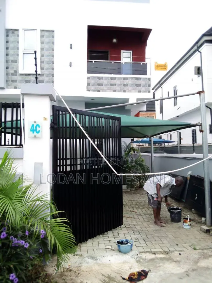 5bdrm Duplex in Villa Estate, Lekki Expressway for sale