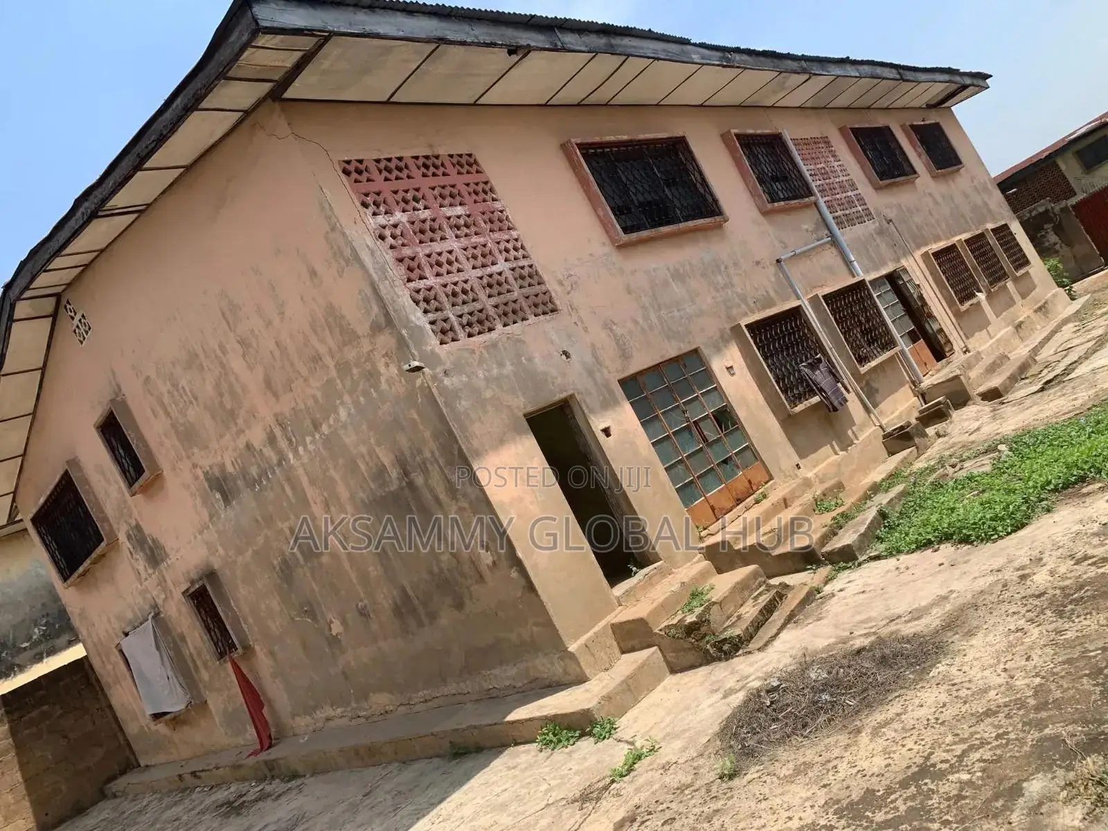 12bdrm Block of Flats in Agbowo. University for sale