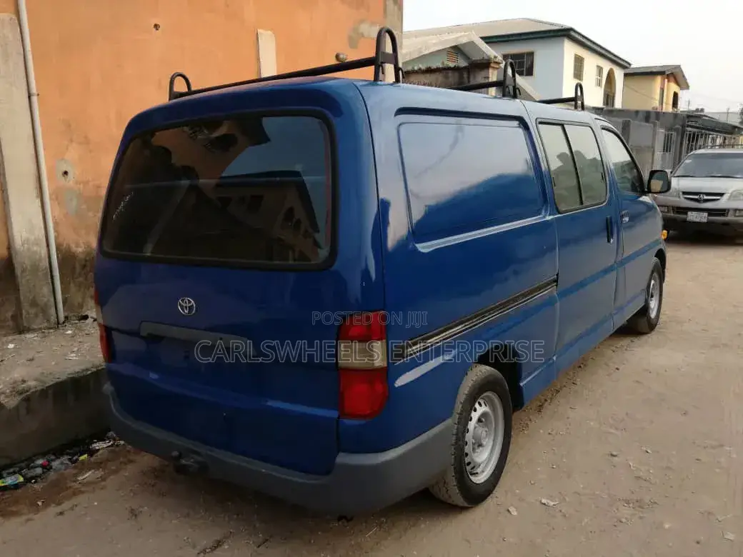 Toyota HiAce 2003 Blue