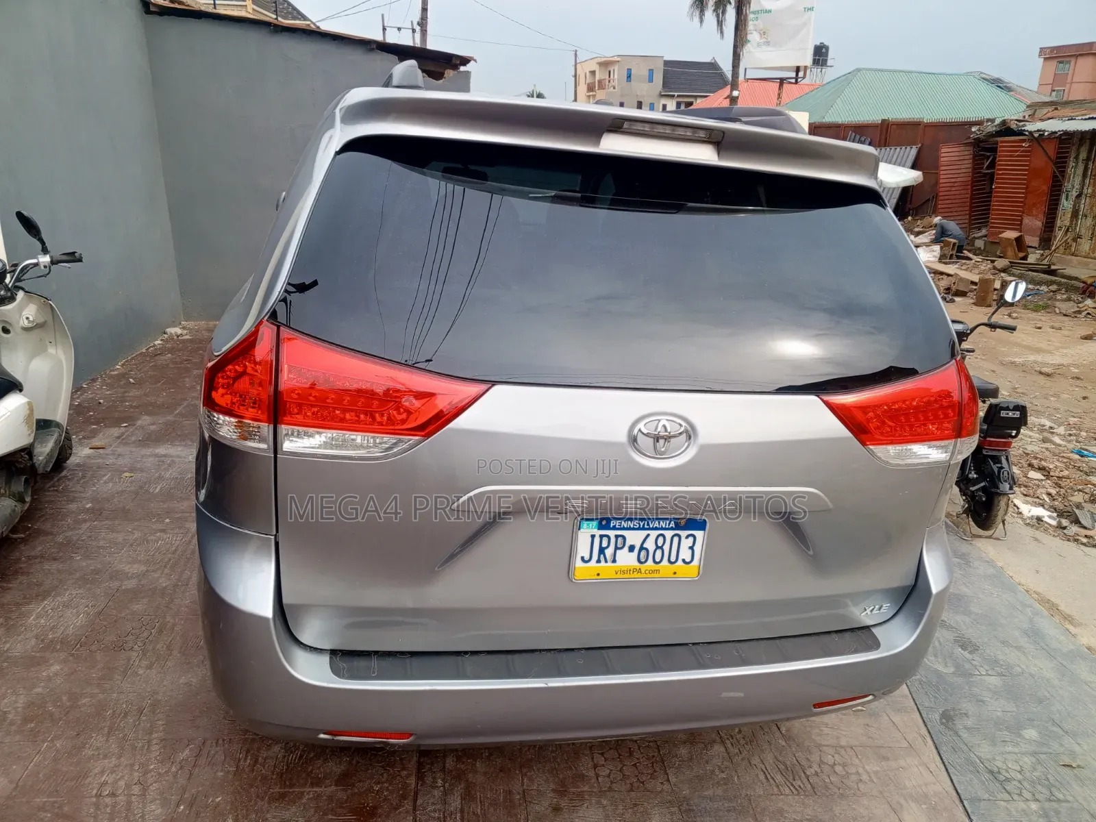 Toyota Sienna XLE FWD 8-Passenger 2013 Gray