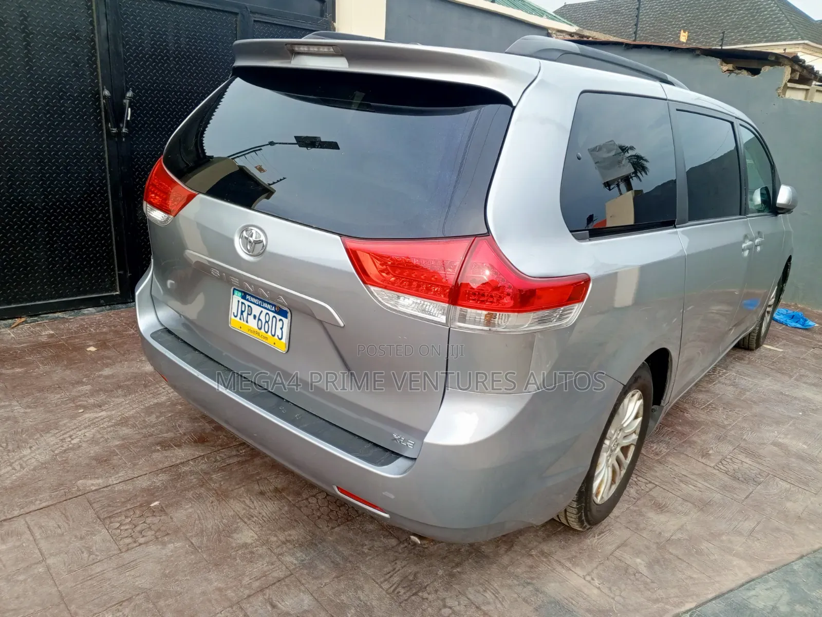 Toyota Sienna XLE FWD 8-Passenger 2013 Gray