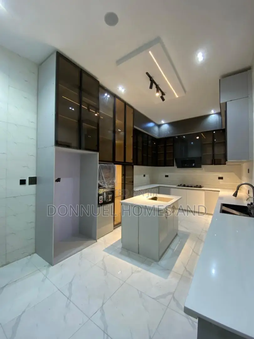 5bdrm Duplex in Lekki Expressway for sale