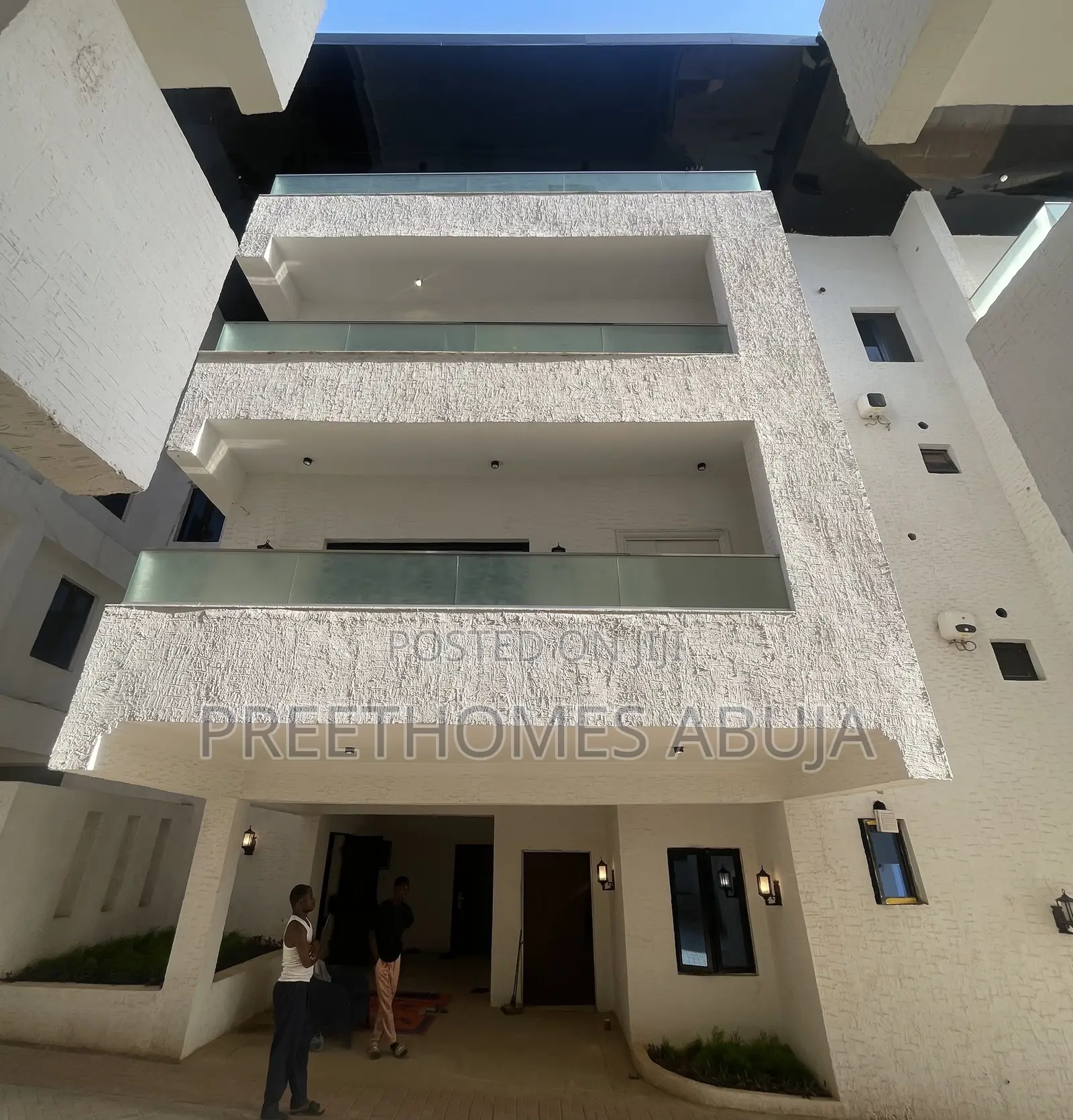 Exquisite 4 Bedrooms Terrace With Bq