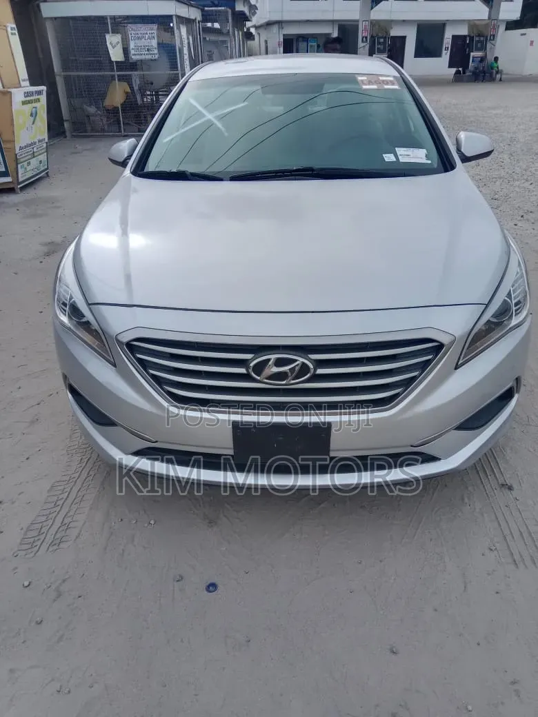 Hyundai Sonata Base Sedan FWD (2.4L 4cyl 6A) 2017 Silver