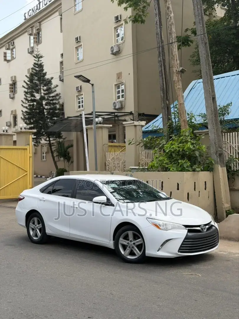 Toyota Camry LE 4dr Sedan (2.5L 4cyl 6A) 2016 White