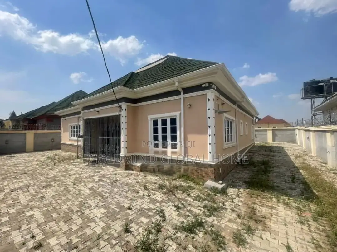 4bdrm Bungalow in Lugbe - Abuja for sale