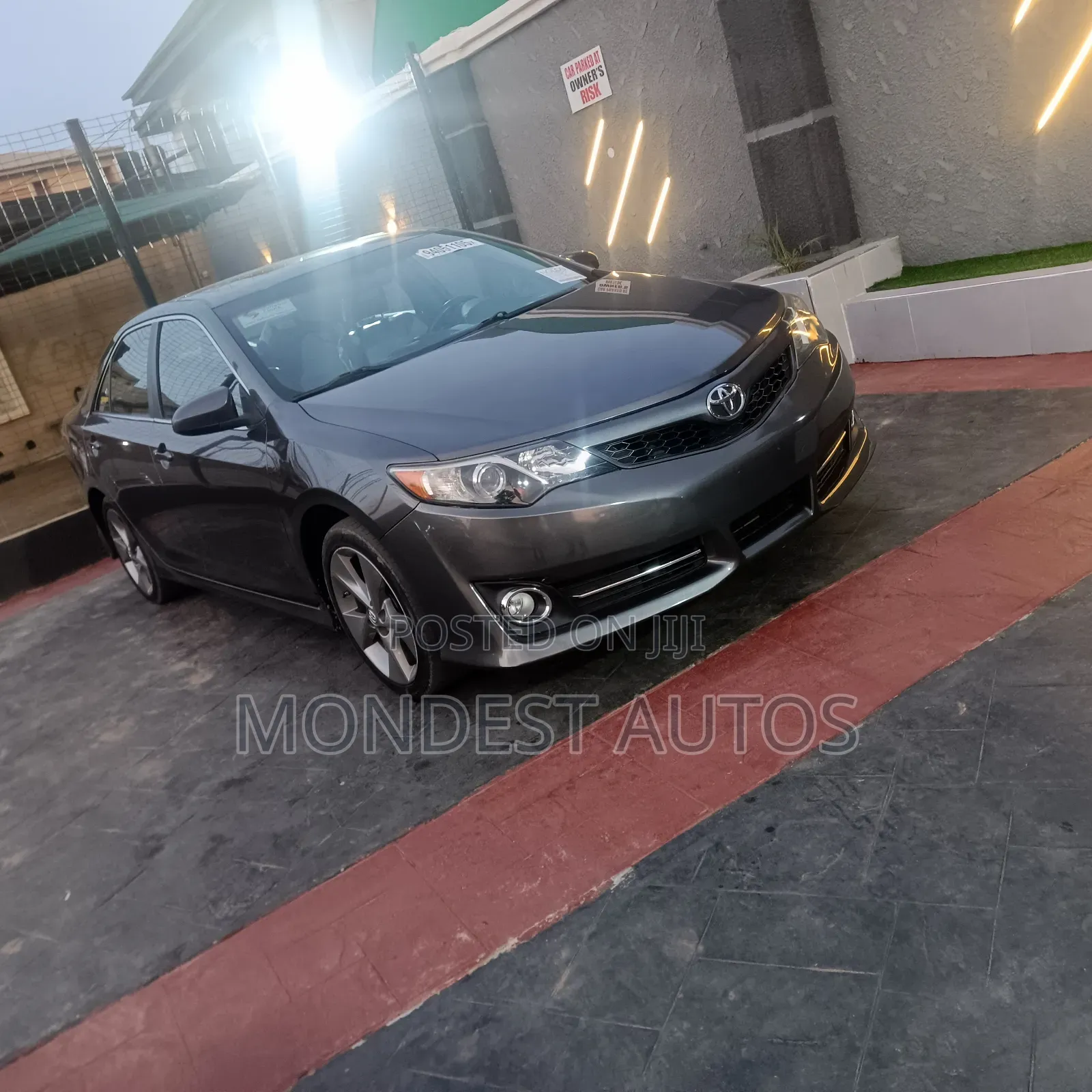 Toyota Camry SE 4dr Sedan (2.5L 4cyl 6A) 2014 Gray