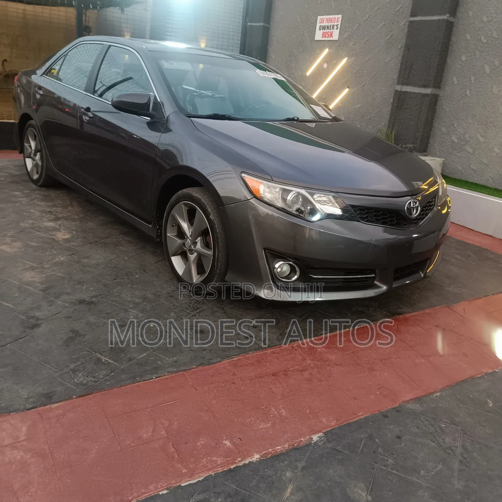 Toyota Camry SE 4dr Sedan (2.5L 4cyl 6A) 2014 Gray