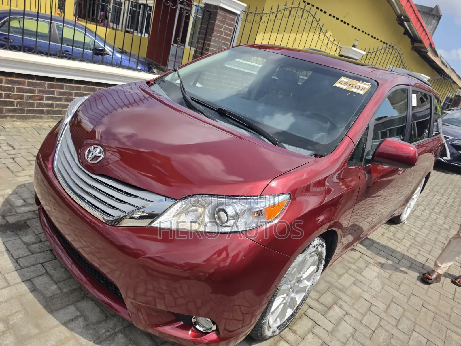 Toyota Sienna XLE 7 Passenger (3.5L 6cyl 6A) 2016 Red