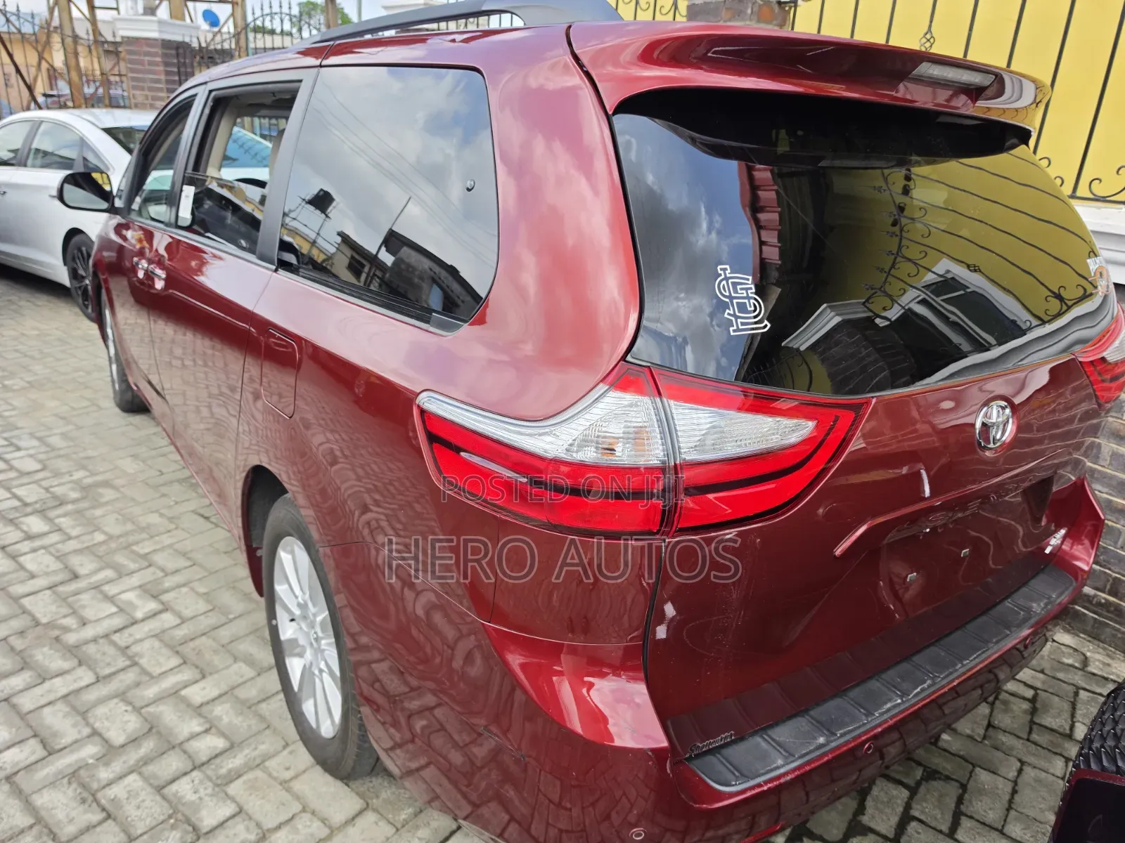 Toyota Sienna XLE 7 Passenger (3.5L 6cyl 6A) 2016 Red