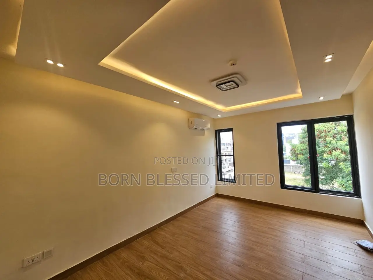 5bdrm Duplex in Banana Island for sale