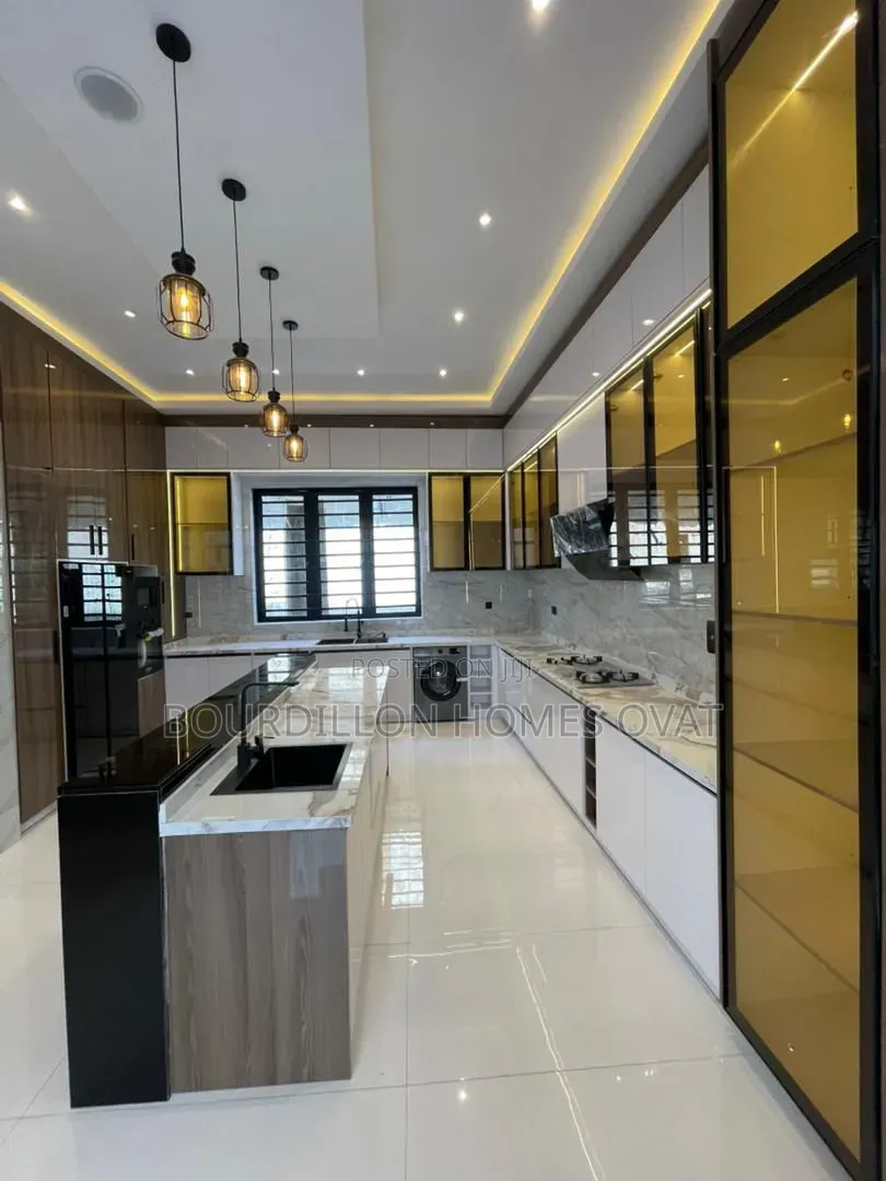 5bdrm Duplex in Megamound Estate for sale