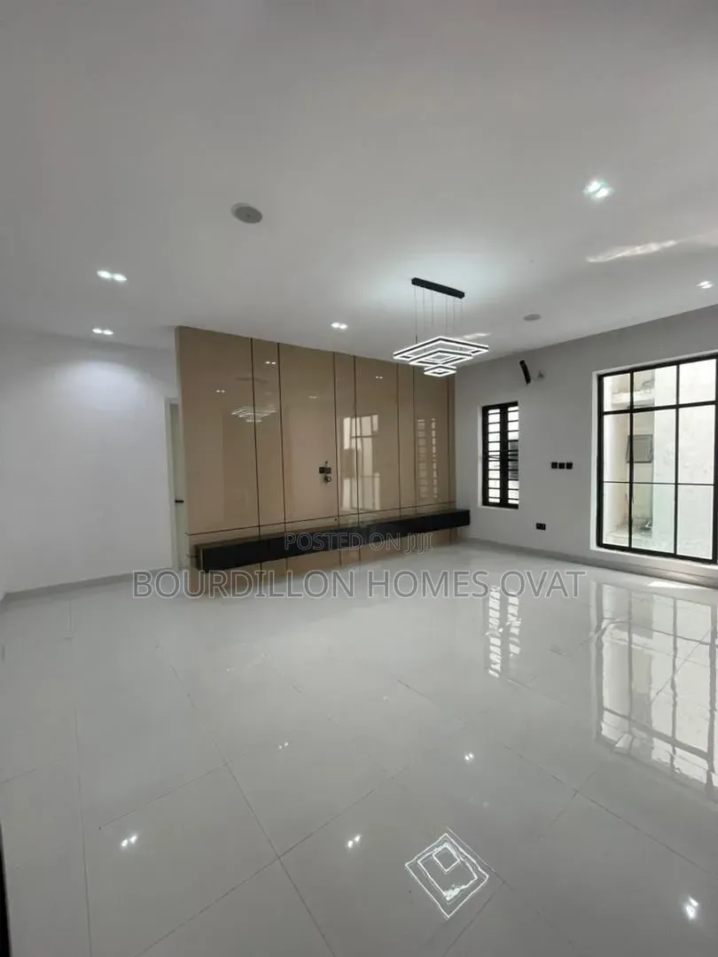 2bdrm Apartment in Ologolo Lekki Lagos for sale