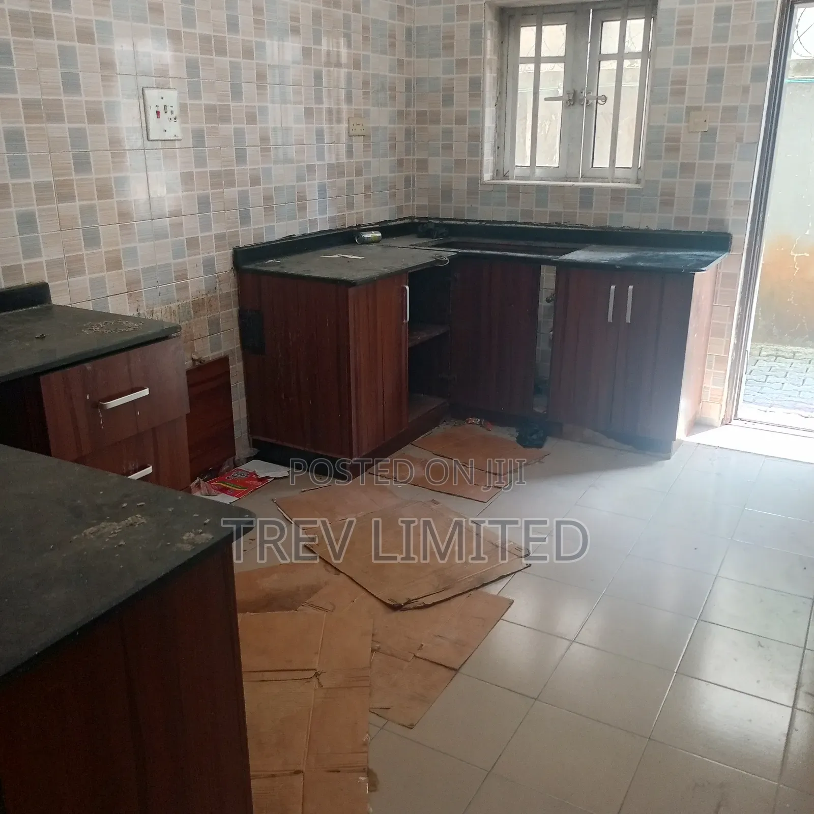 3bdrm Apartment in Mobil Road Ilaje for rent
