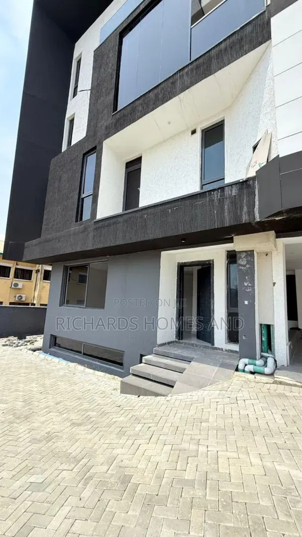 4bdrm Duplex in Osborne Estate for sale