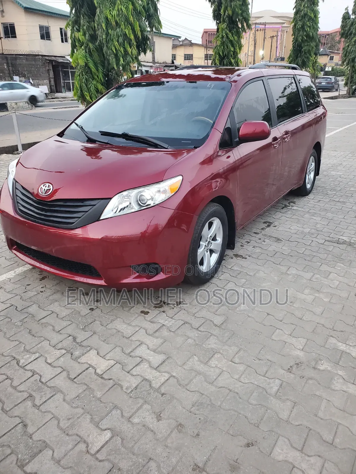 Toyota Sienna 2010 Red