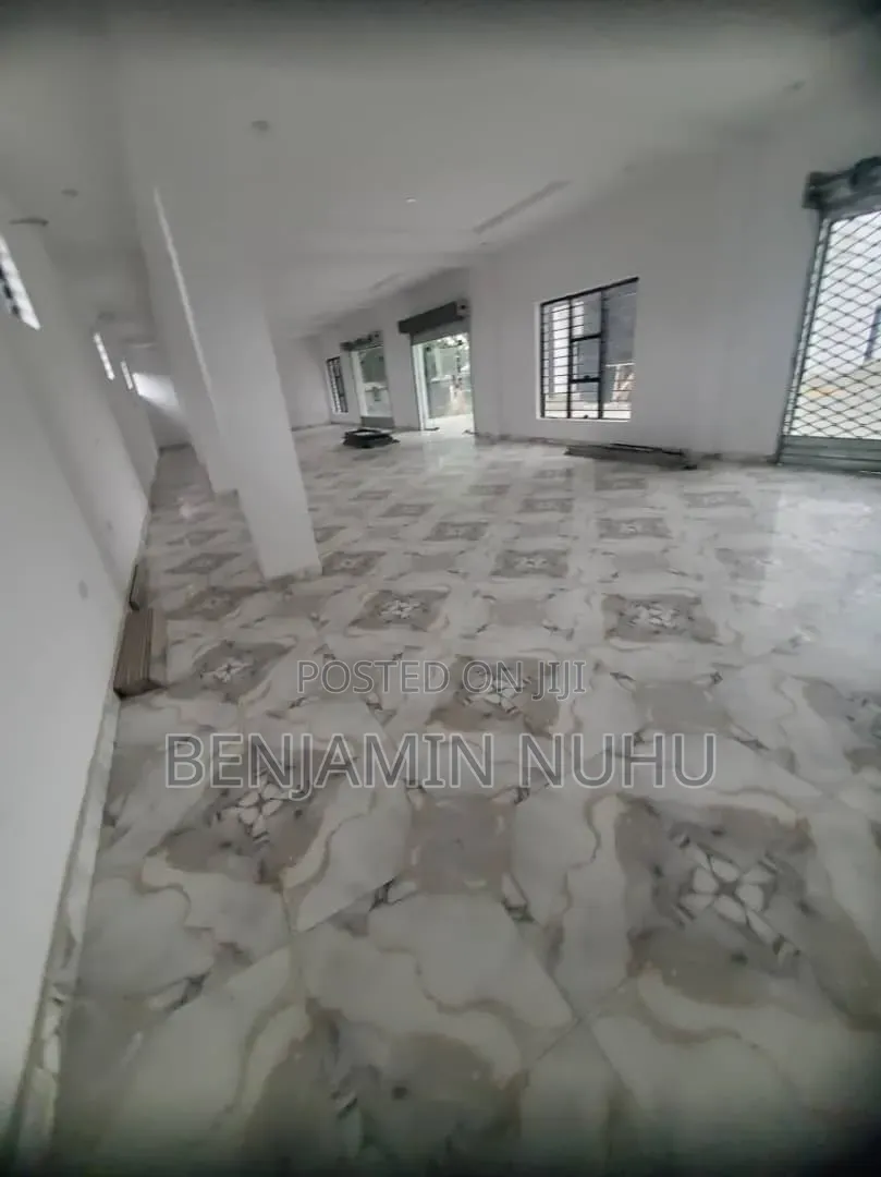 A Newly Built 180sqm Ground Floor Restaurant or Supermarket Space