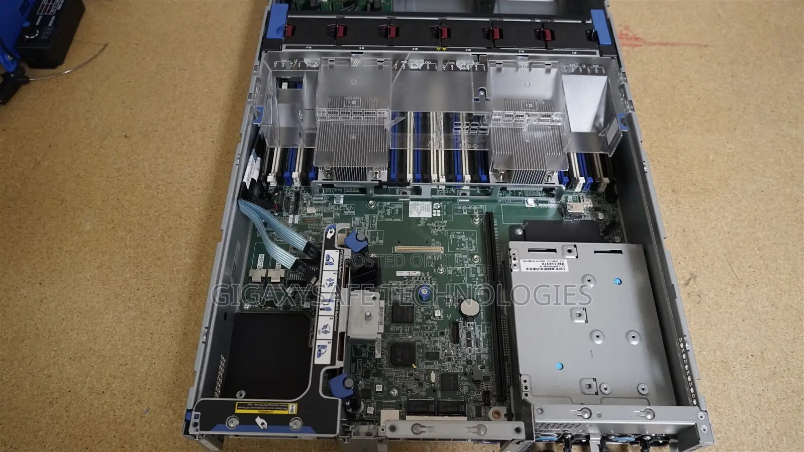 Server HP ProLiant DL 32GB Intel Xeon HDD+SSD 32GB