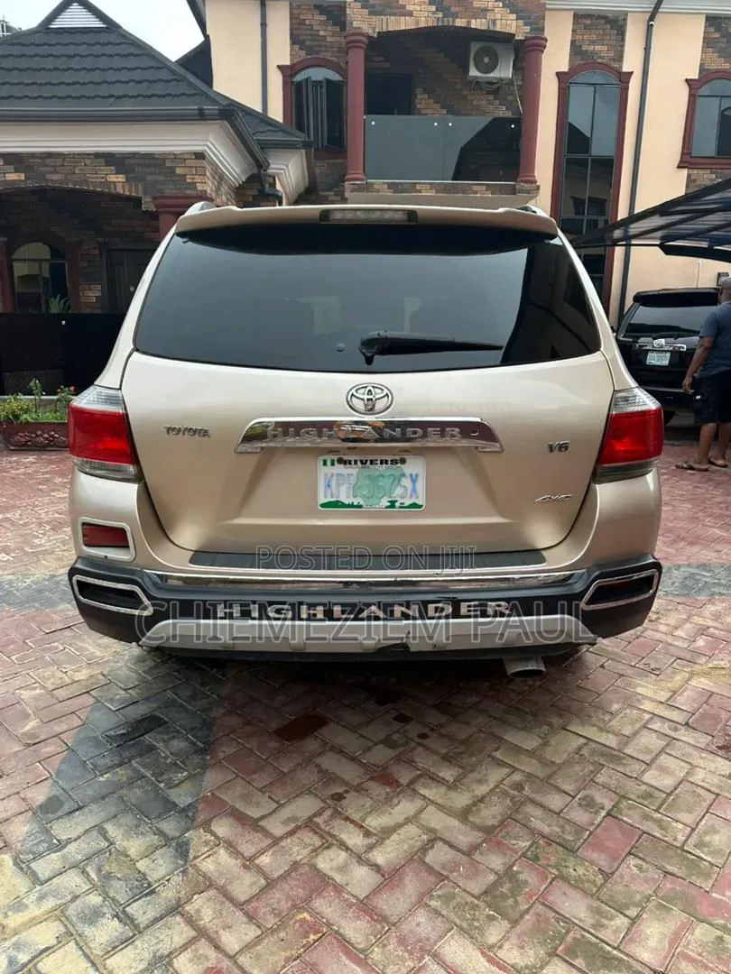 Toyota Highlander Limited 2012 Gold