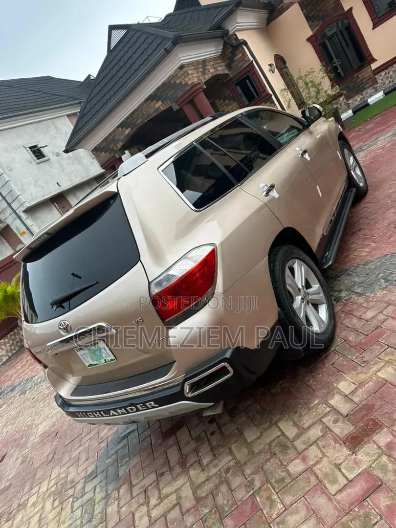 Toyota Highlander Limited 2012 Gold