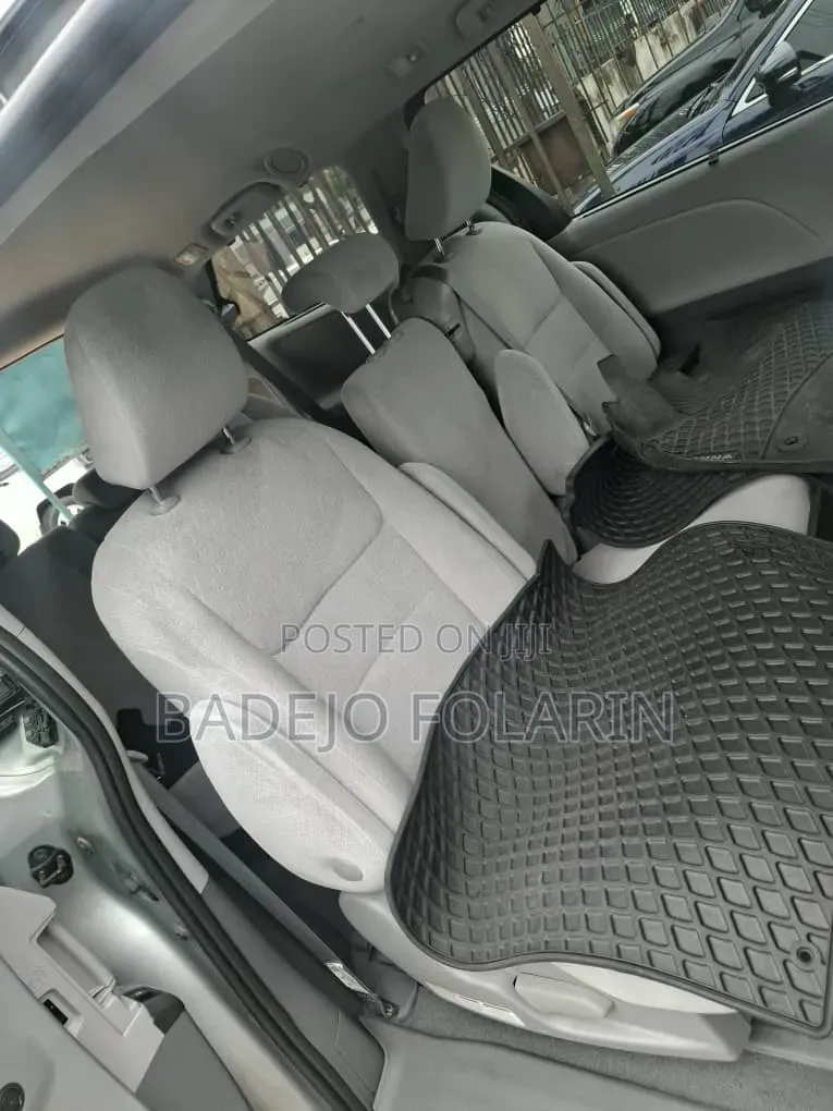 Toyota Sienna LE 8-Passenger 2021 Silver